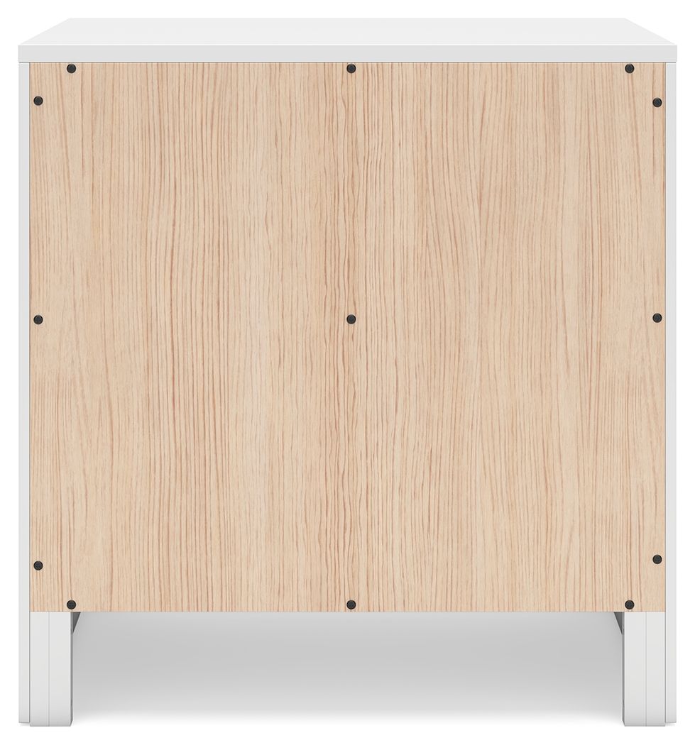 Deux tables de chevet de couleur blanche La finition blanche épurée procure une sensation de légèreté, tandis que de spacieux espaces de rangement