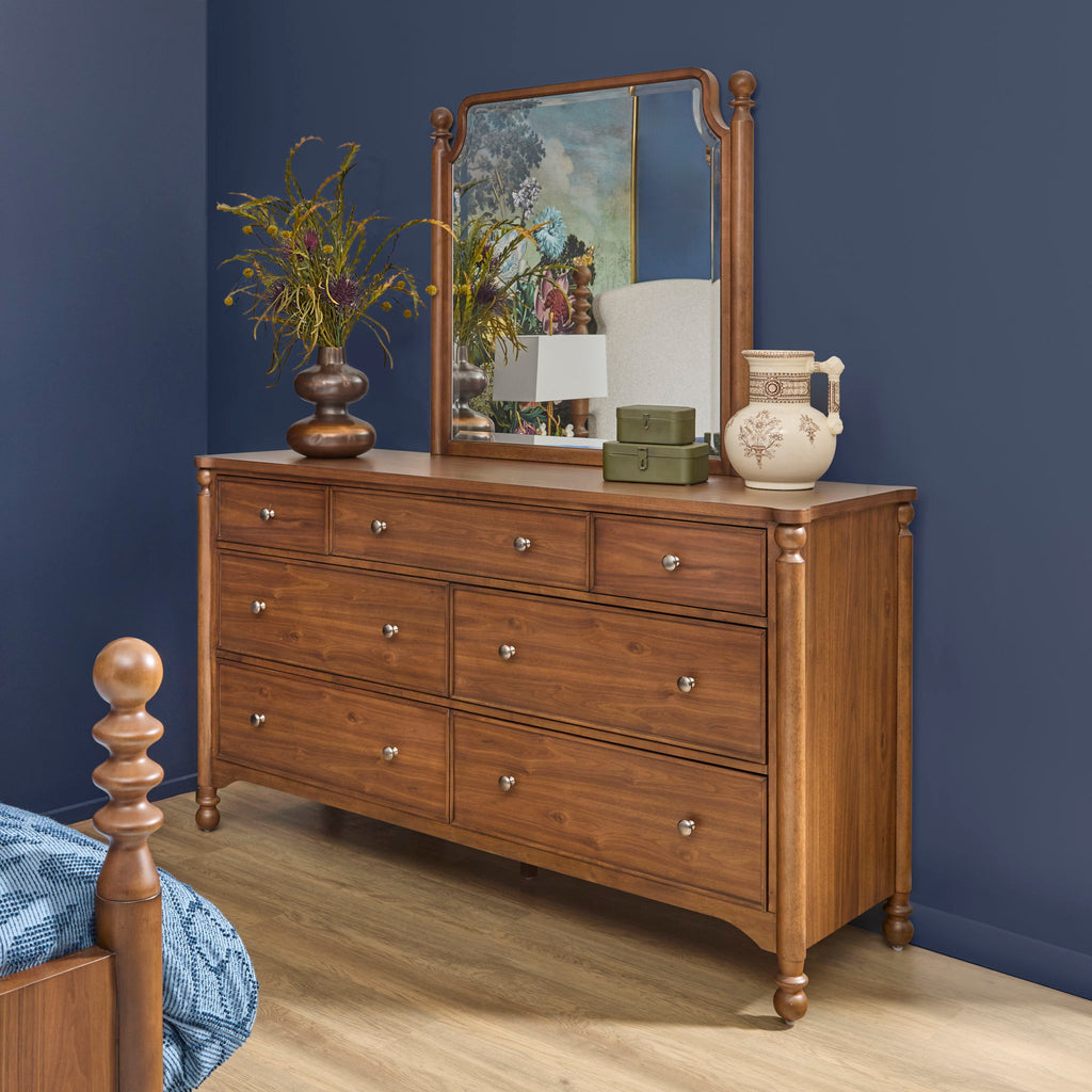 Commode en noyer - Caractéristiques du produit : style néo-traditionnel avec pieds tournés et détails de pinacle.