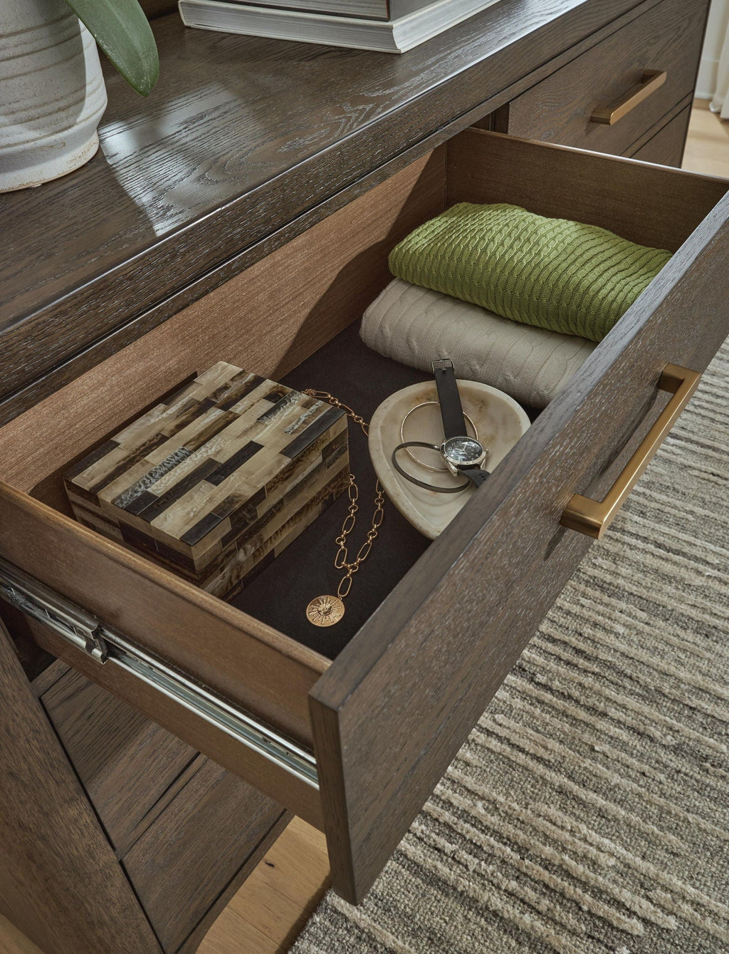 Commode en bois riche, cette commode est un équilibre parfait entre le luxe et
