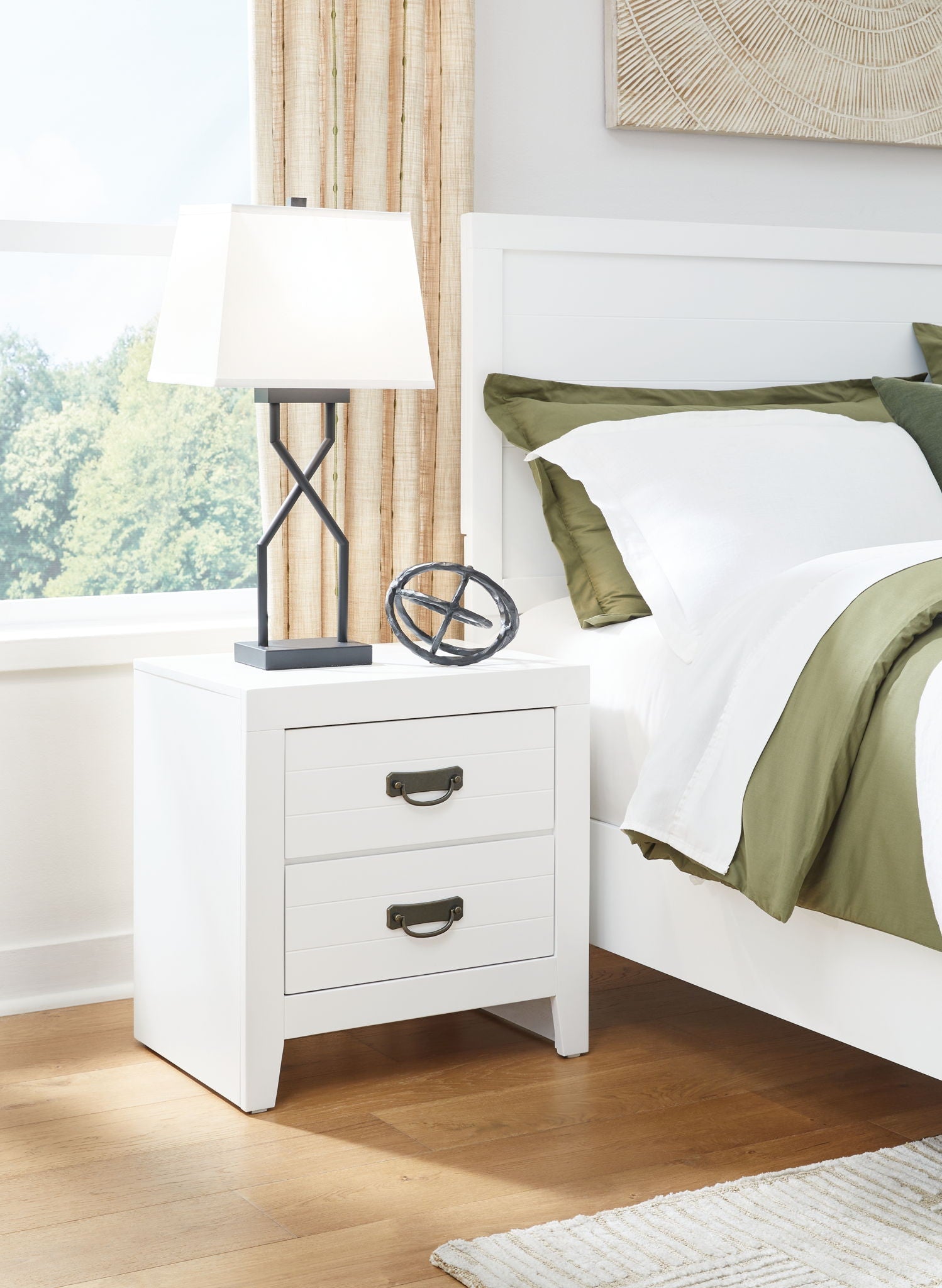 Deux tables de chevet de couleur blanche La finition blanche épurée procure une sensation de légèreté, tandis que de spacieux espaces de rangement