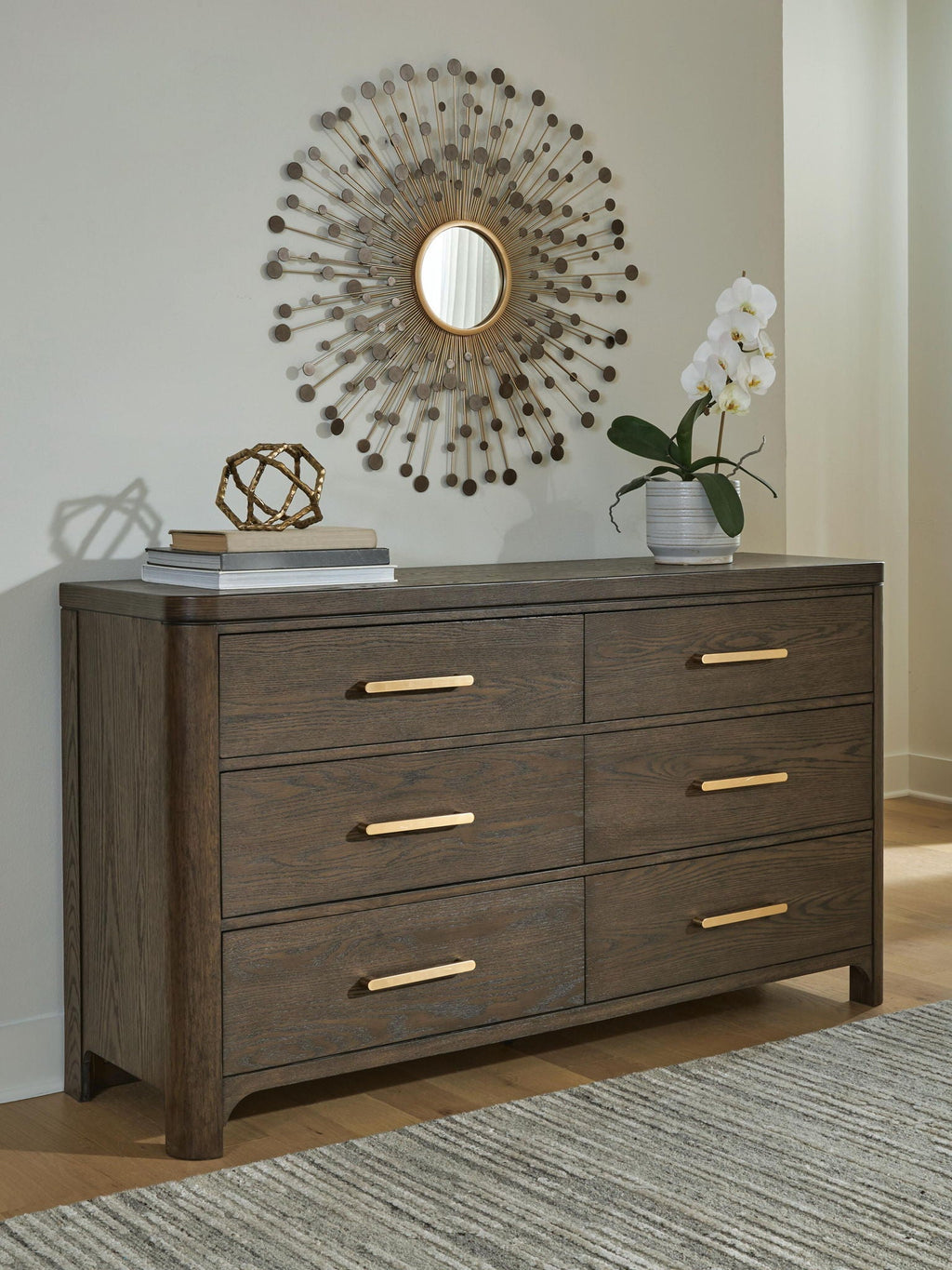 Commode en bois riche, cette commode est un équilibre parfait entre le luxe et