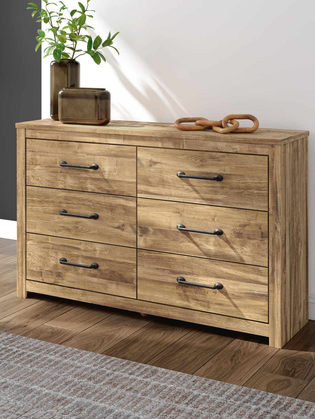 Commode du chic urbain à la ferme moderne, cette pièce polyvalente reflète harmonieusement