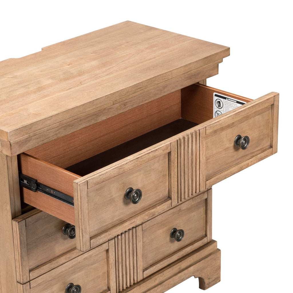 Table de chevet avec tiroirs Caractéristiques du produit Beige Bouton en laiton Glissières métalliques latérales (45 mm) Feutre de qualité supérieure