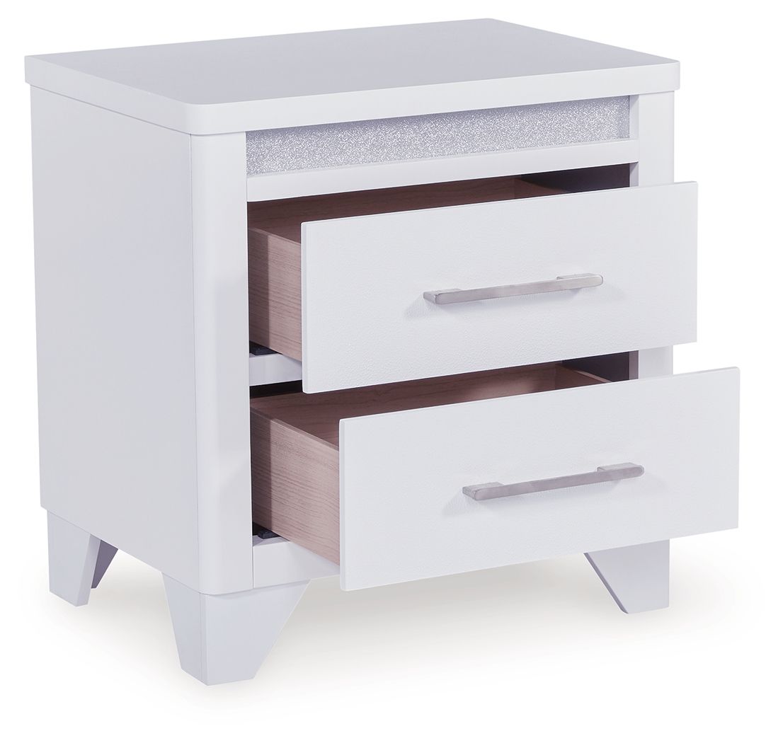 Deux Tables de Chevet Blanches au fini blanc épuré et aux accents de paillettes incrustées créent une atmosphère sophistiquée.