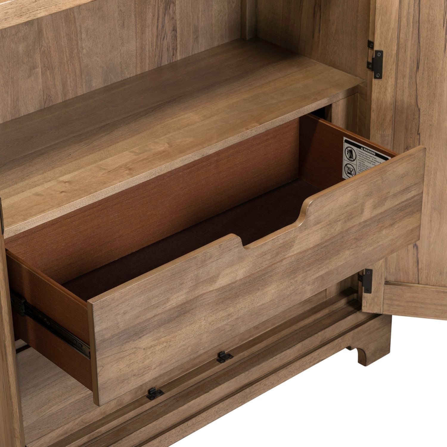 Armoire beige, caractéristiques du produit : quincaillerie bouton en laiton, glissières latérales métalliques (45 mm), façade cannelée
