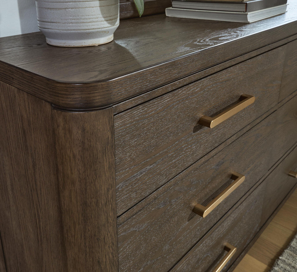Commode en bois riche, cette commode est un équilibre parfait entre le luxe et