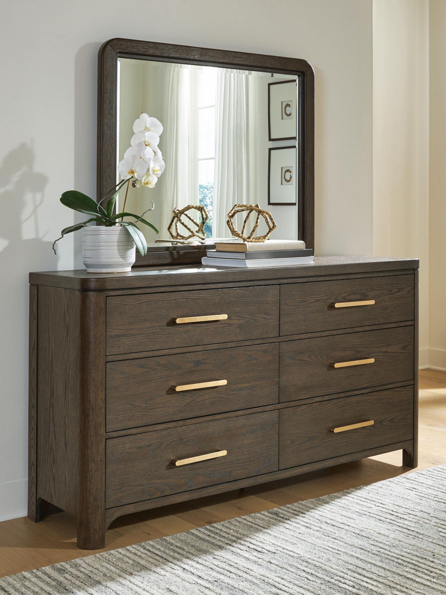 Commode en bois riche, cette commode est un équilibre parfait entre le luxe et