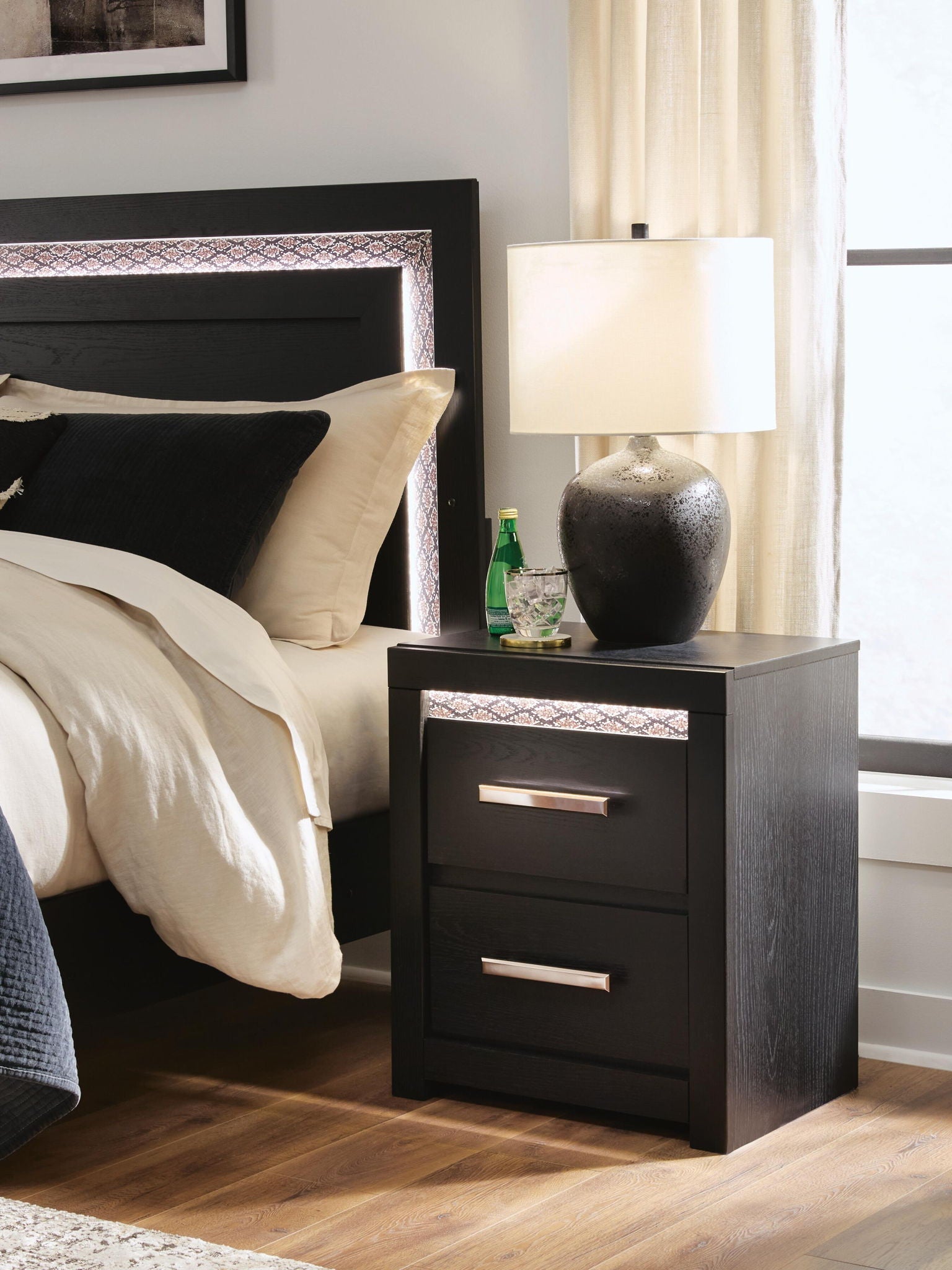 Deux tables de nuit S d noir. Caractéristiques du produit : Fabriqué avec du bois manufacturé (MDF/panneau de particules/contreplaqué) et