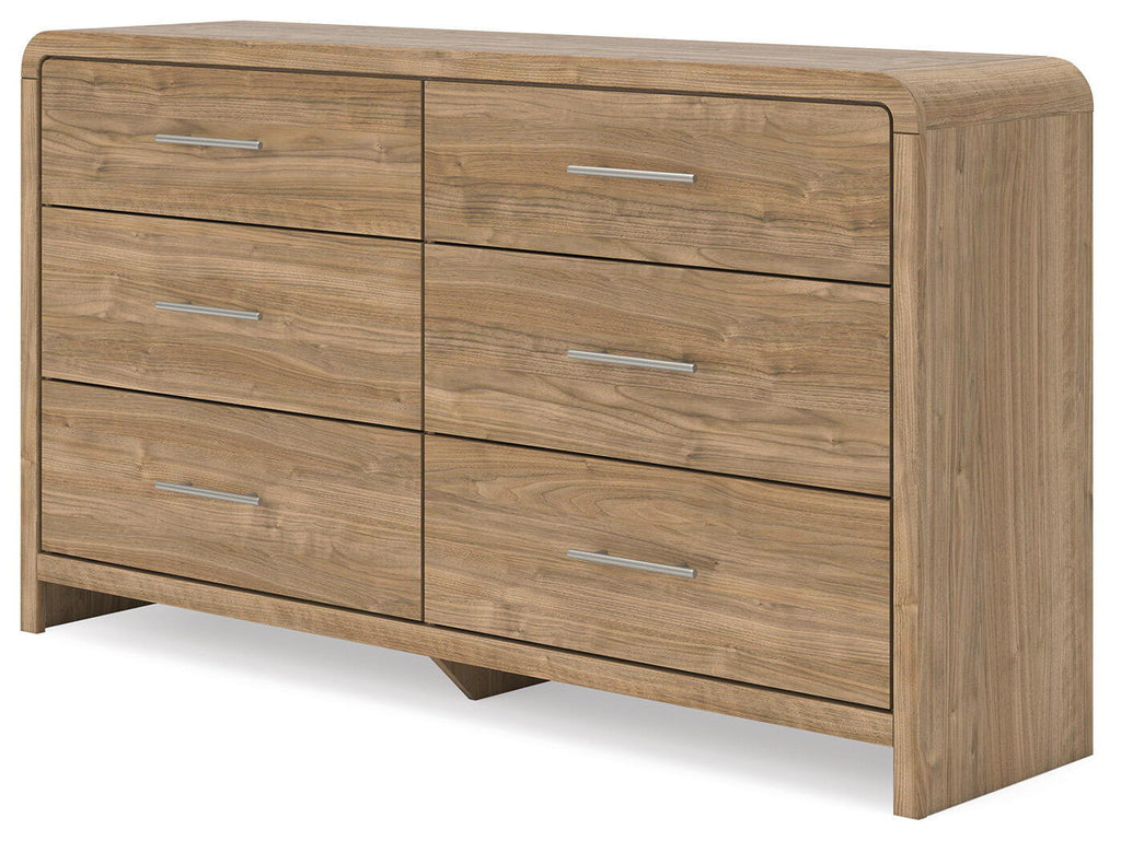 Des commodes spacieuses avec d'élégantes poignées couleur champagne complètent l'ambiance décontractée et chic.