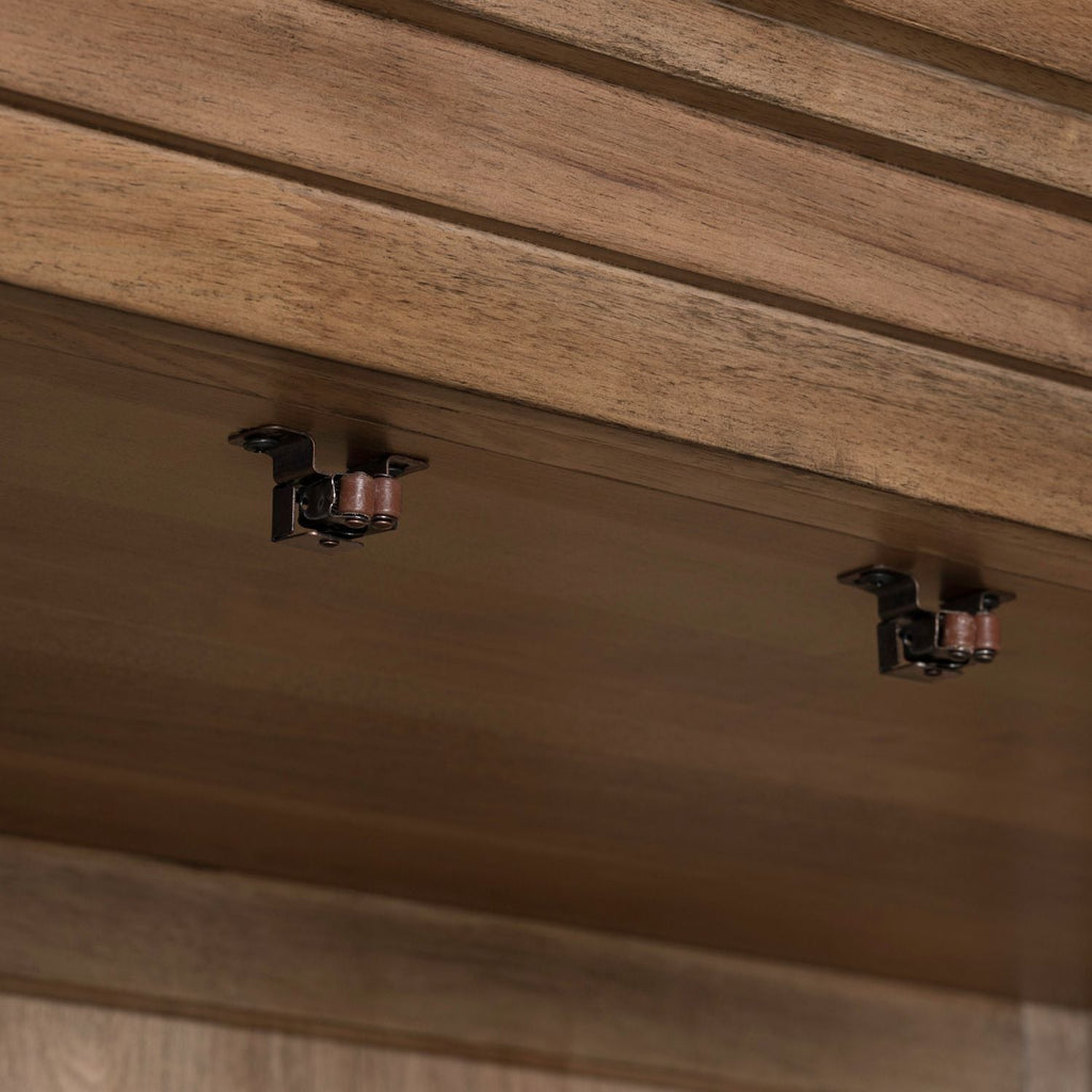 Armoire beige, caractéristiques du produit : quincaillerie bouton en laiton, glissières latérales métalliques (45 mm), façade cannelée