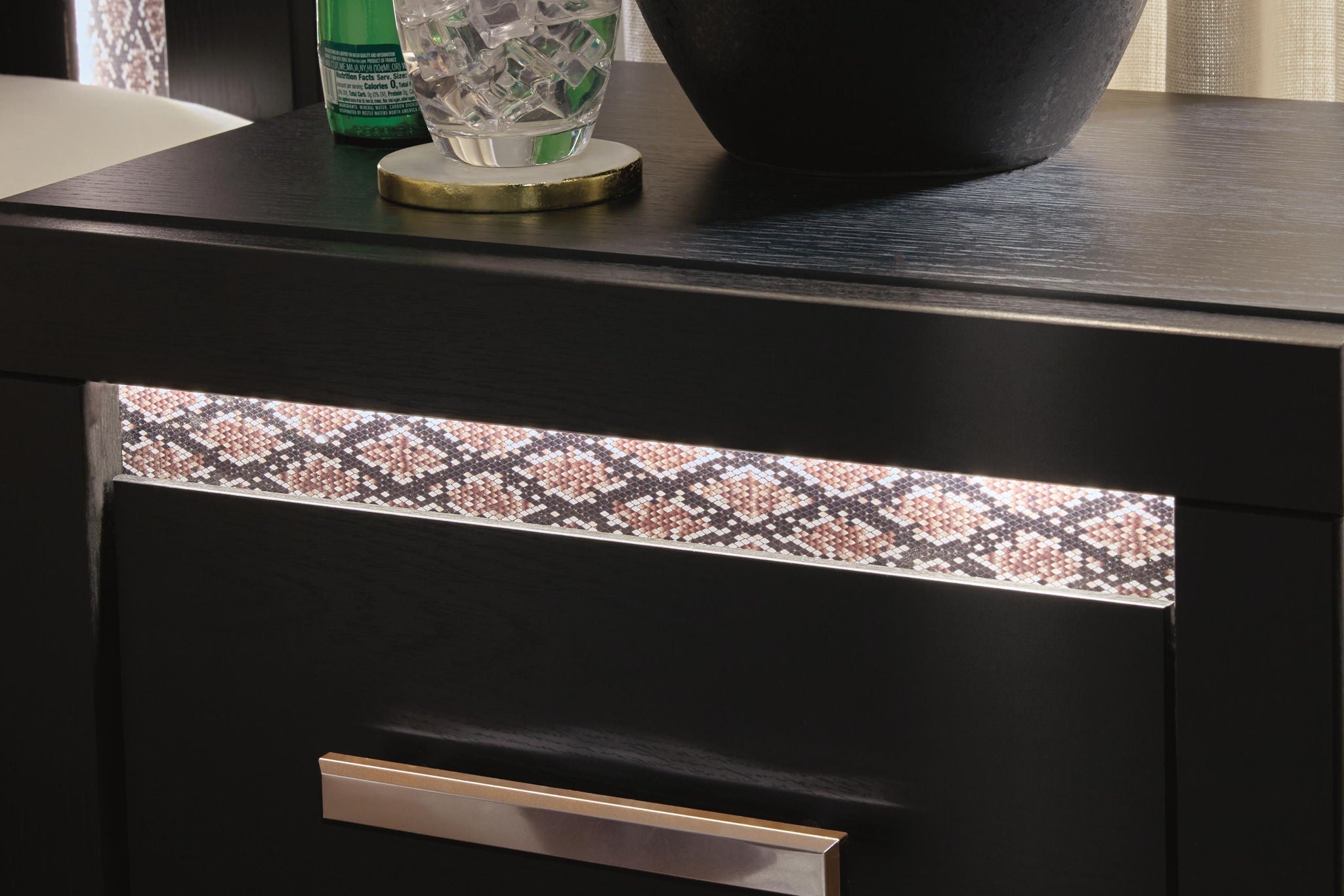 Deux tables de nuit S d noir. Caractéristiques du produit : Fabriqué avec du bois manufacturé (MDF/panneau de particules/contreplaqué) et
